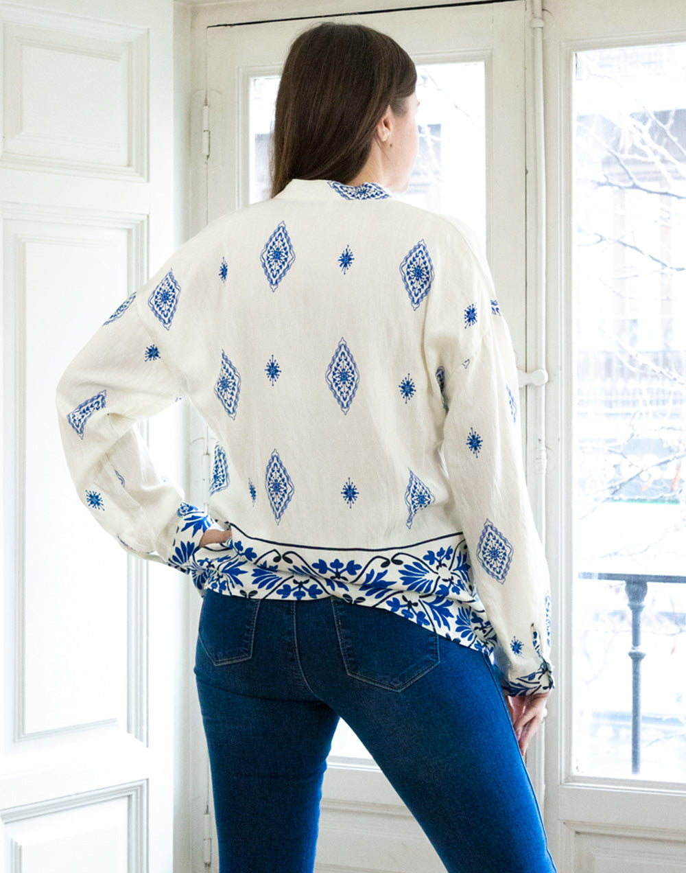 Camisa blanca étnica con motivos azules muestrarios de ropa y moda de mujer vestir bien con talla grande plus