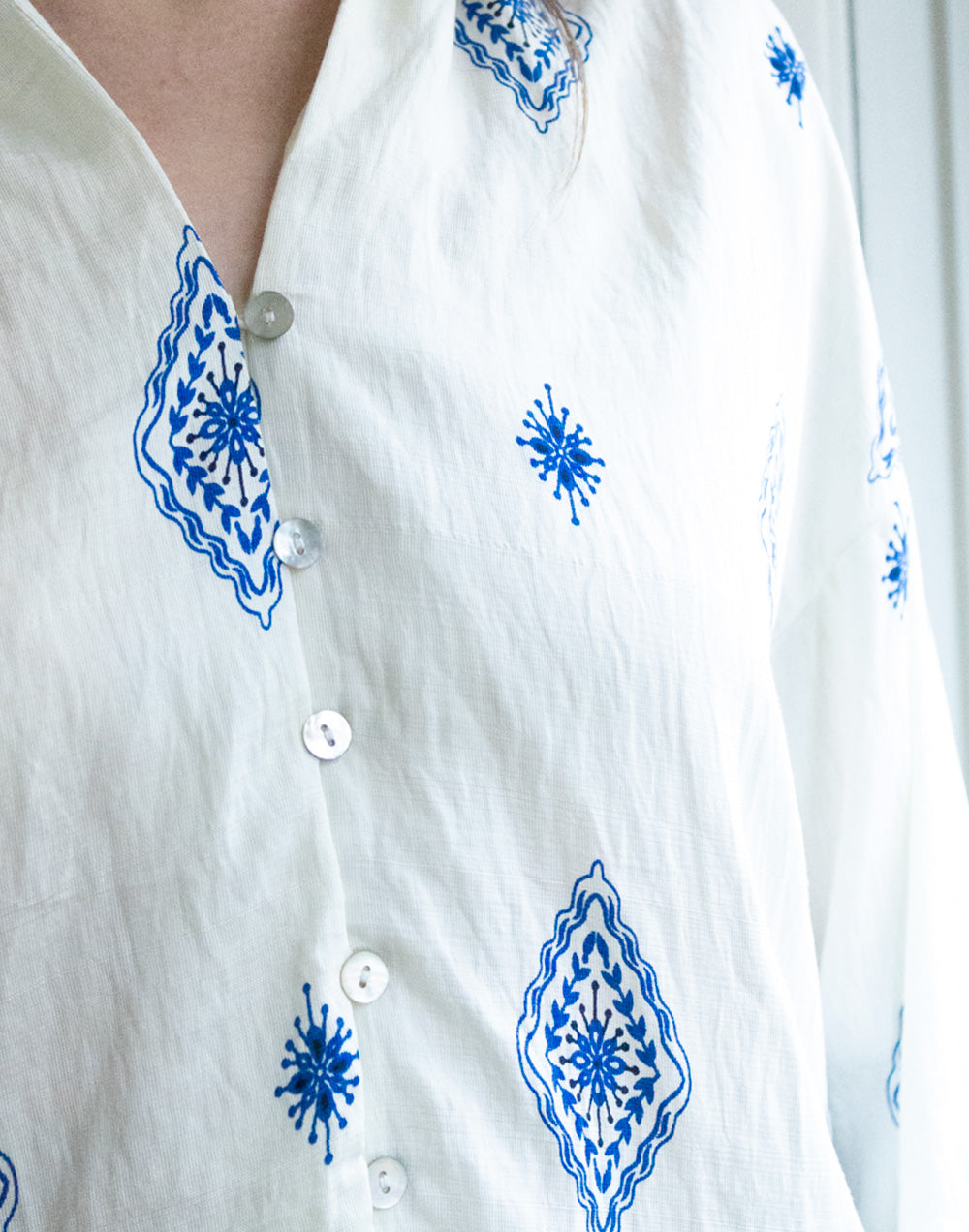 Camisa blanca étnica con motivos azules muestrarios de ropa y moda de mujer vestir bien con talla grande plus