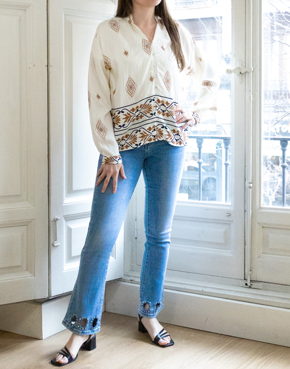 Camisa blanca étnica con motivos camel muestrarios de ropa y moda de mujer vestir bien con talla grande plus