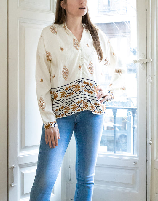 Camisa blanca étnica con motivos camel muestrarios de ropa y moda de mujer vestir bien con talla grande plus