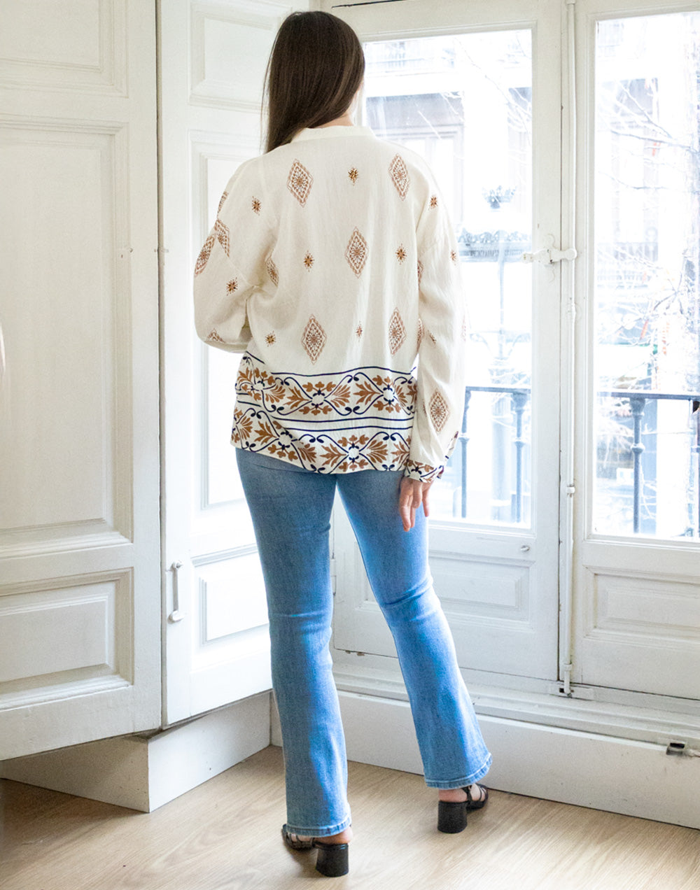 Camisa blanca étnica con motivos camel muestrarios de ropa y moda de mujer vestir bien con talla grande plus