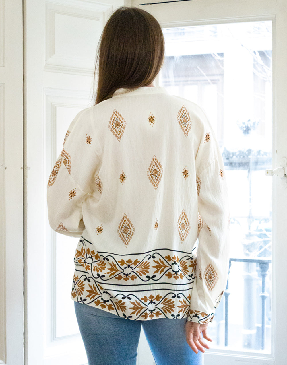 Camisa blanca étnica con motivos camel muestrarios de ropa y moda de mujer vestir bien con talla grande plus