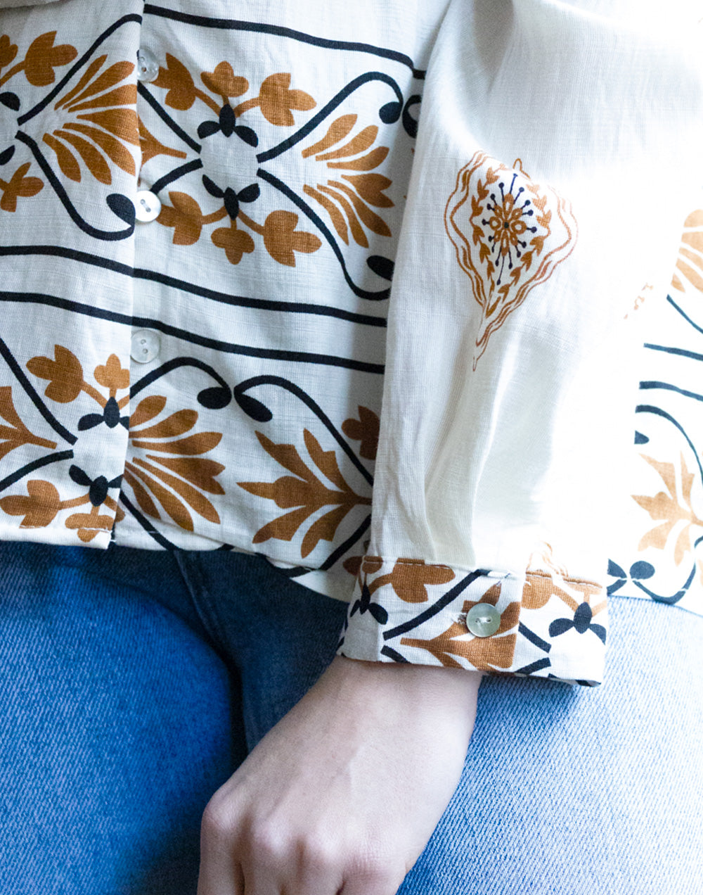 Camisa blanca étnica con motivos camel muestrarios de ropa y moda de mujer vestir bien con talla grande plus