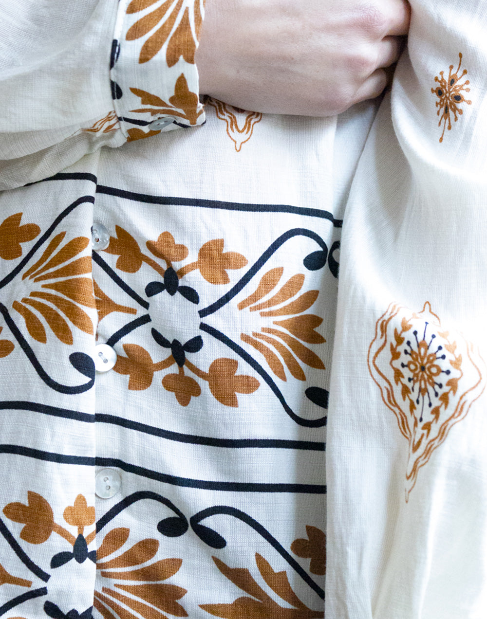 Camisa blanca étnica con motivos camel muestrarios de ropa y moda de mujer vestir bien con talla grande plus