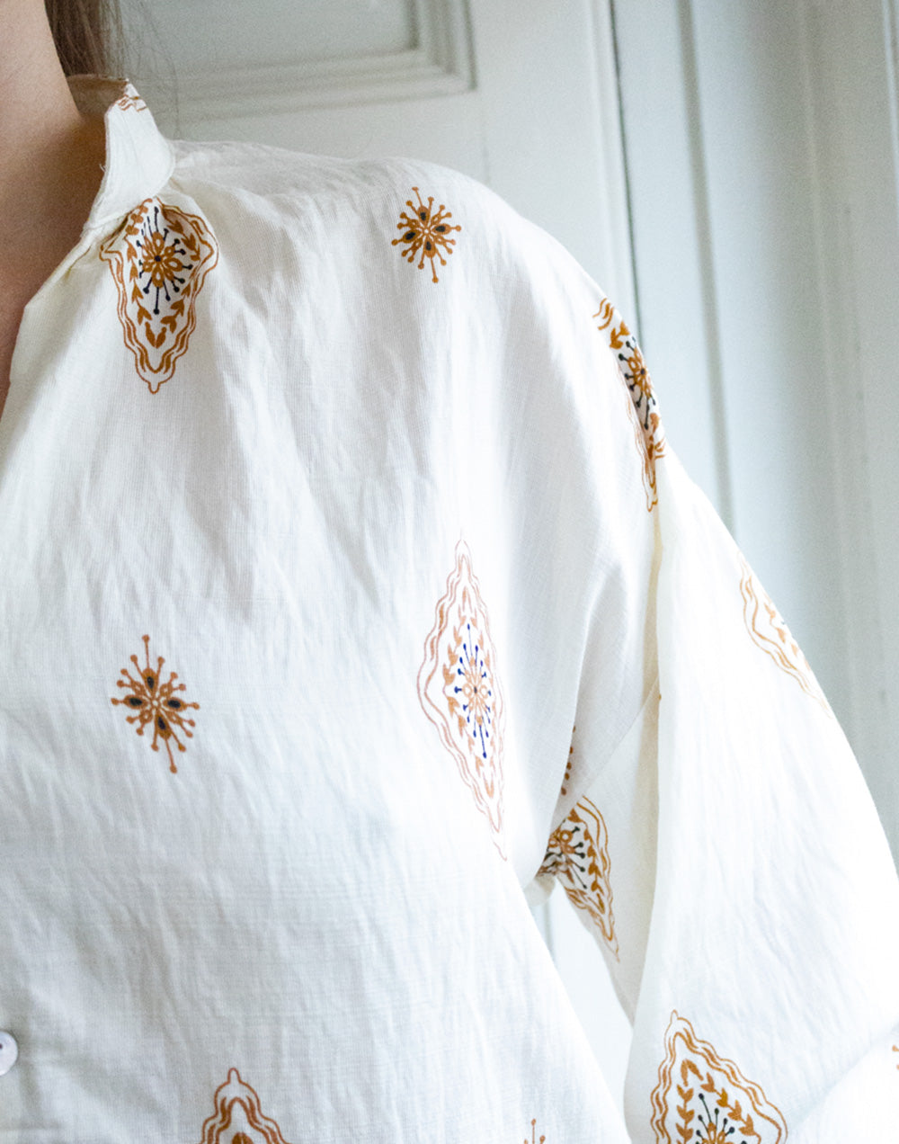 Camisa blanca étnica con motivos camel muestrarios de ropa y moda de mujer vestir bien con talla grande plus