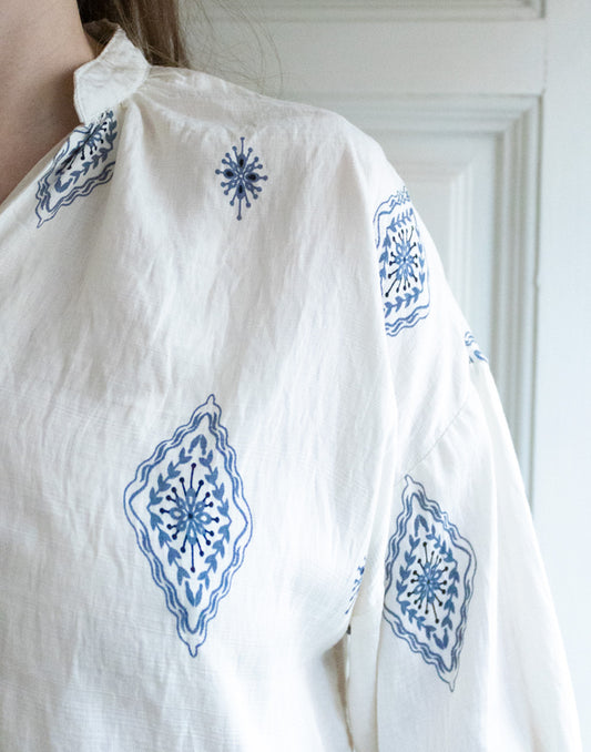 Camisa blanca étnica con motivos gris muestrarios de ropa y moda de mujer vestir bien con talla grande plus