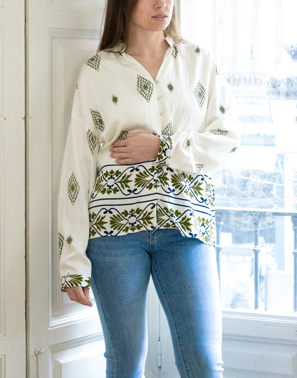 Camisa blanca étnica con motivos verde muestrarios de moda y ropa de mujer vestir