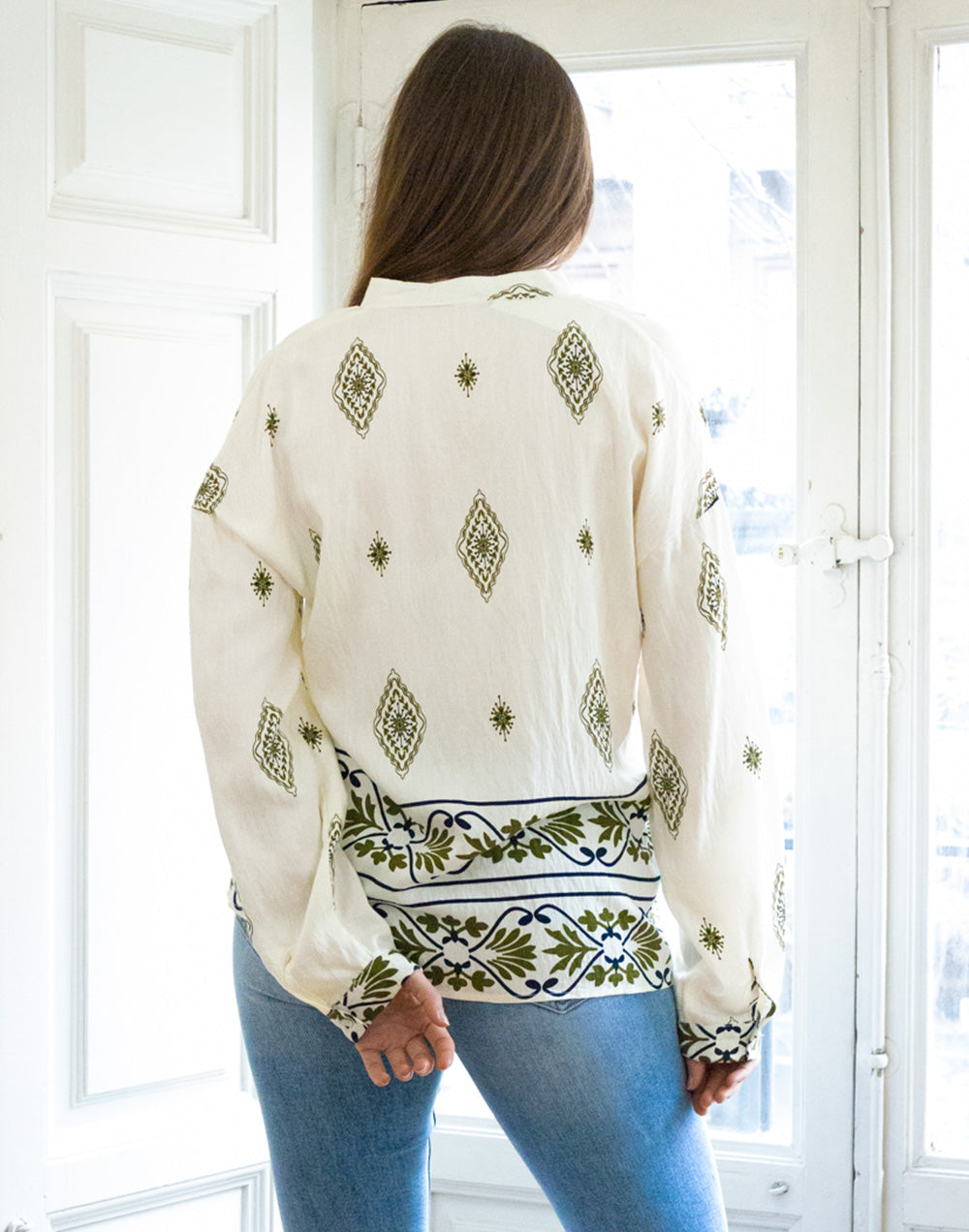 Camisa blanca étnica con motivos verde muestrarios de moda y ropa de mujer vestir