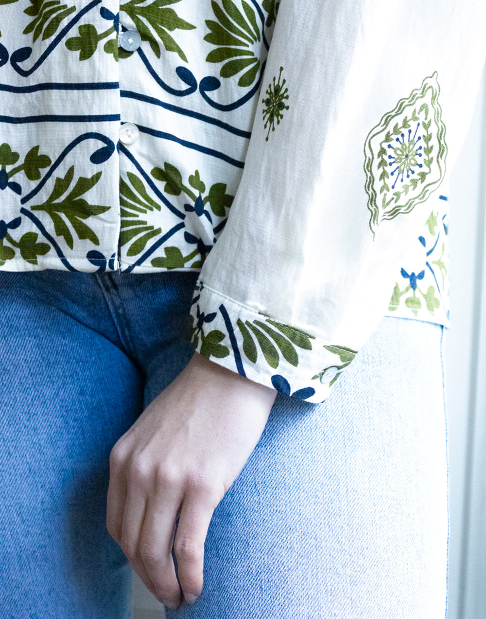 Camisa blanca étnica con motivos verde muestrarios de moda y ropa de mujer vestir