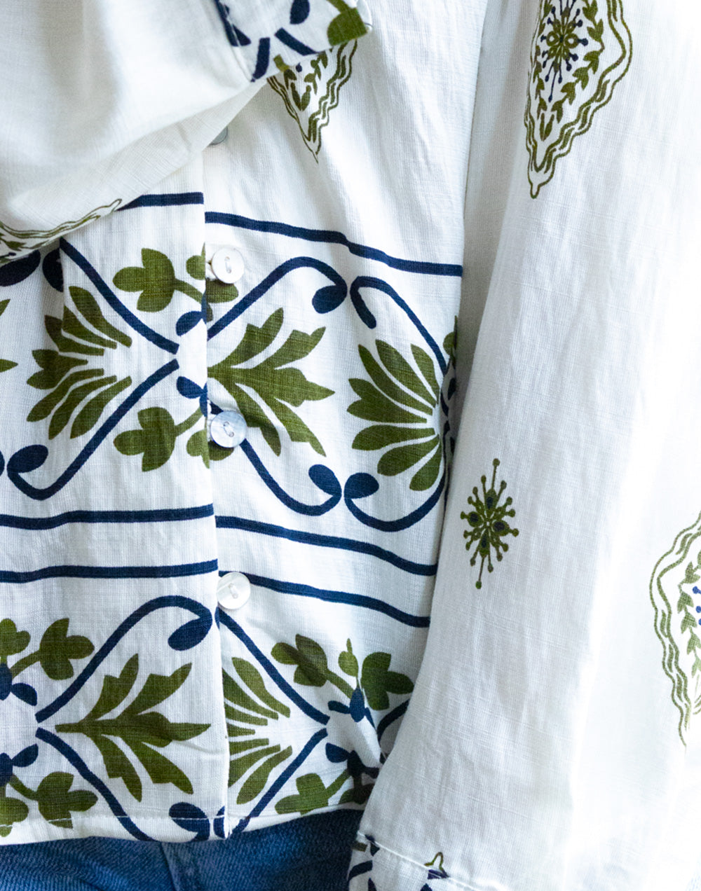 Camisa blanca étnica con motivos verde muestrarios de moda y ropa de mujer vestir