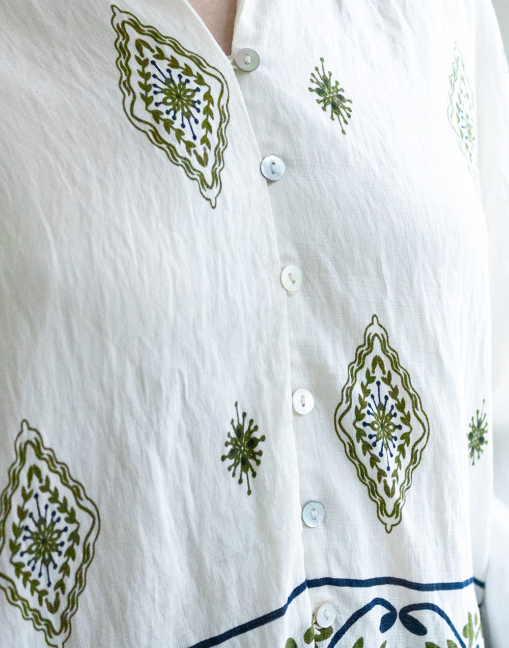 Camisa blanca étnica con motivos verde muestrarios de moda y ropa de mujer vestir