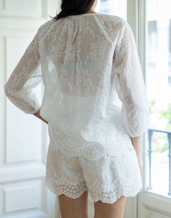 Camisa bordada blanca muestrarios de ropa y moda de mujer vestir bien y elegante en los días de calor