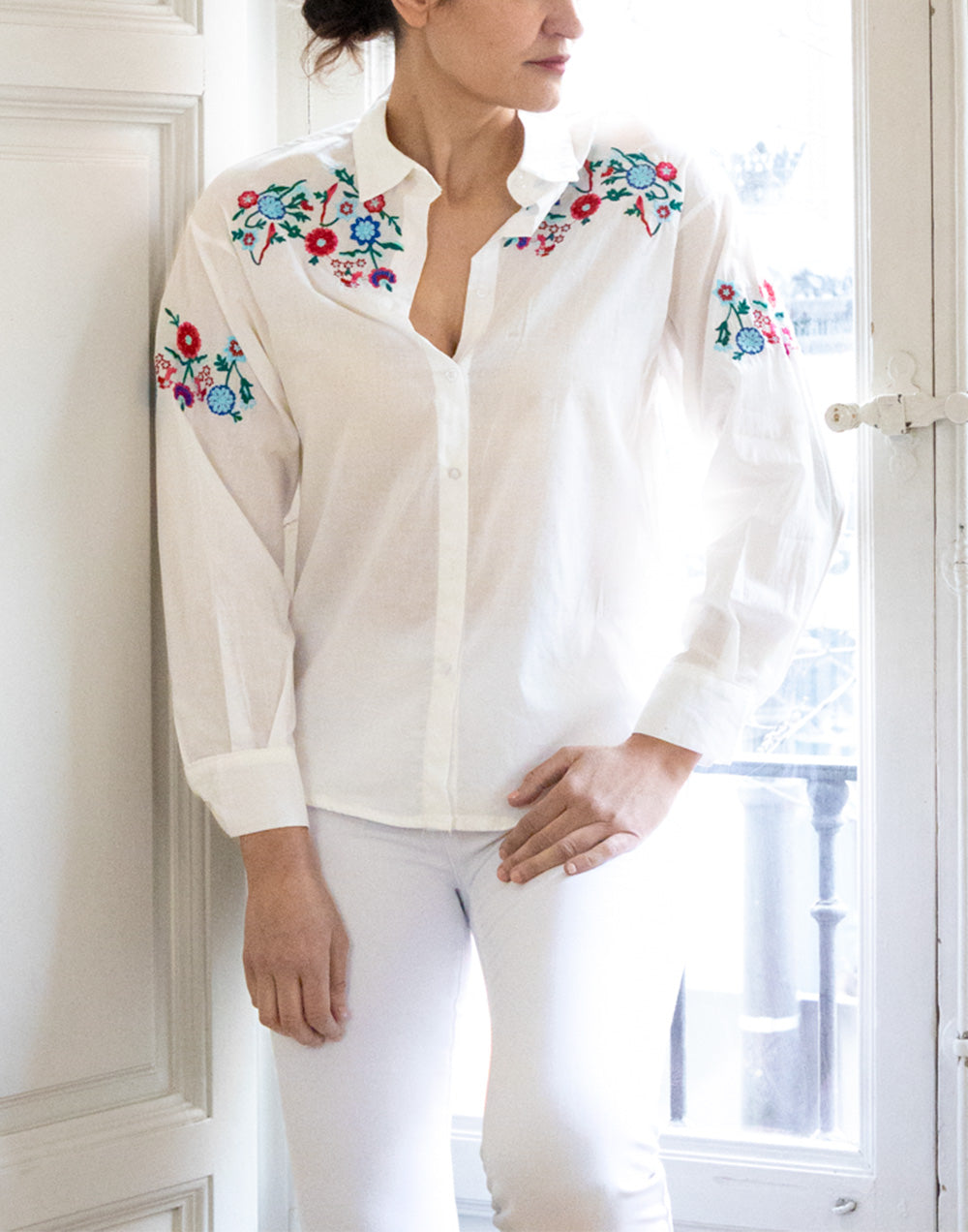 Camisa con bordado de flores multicolor blanco muestrarios ideas para vestir mujer mediana edad