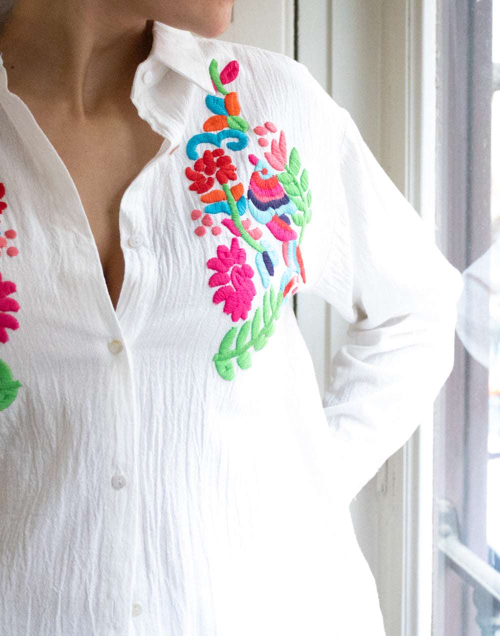 Camisa con bordado étnico multicolor blanco muestrarios de ropa y moda de mujer vestir bien con talla grande plus