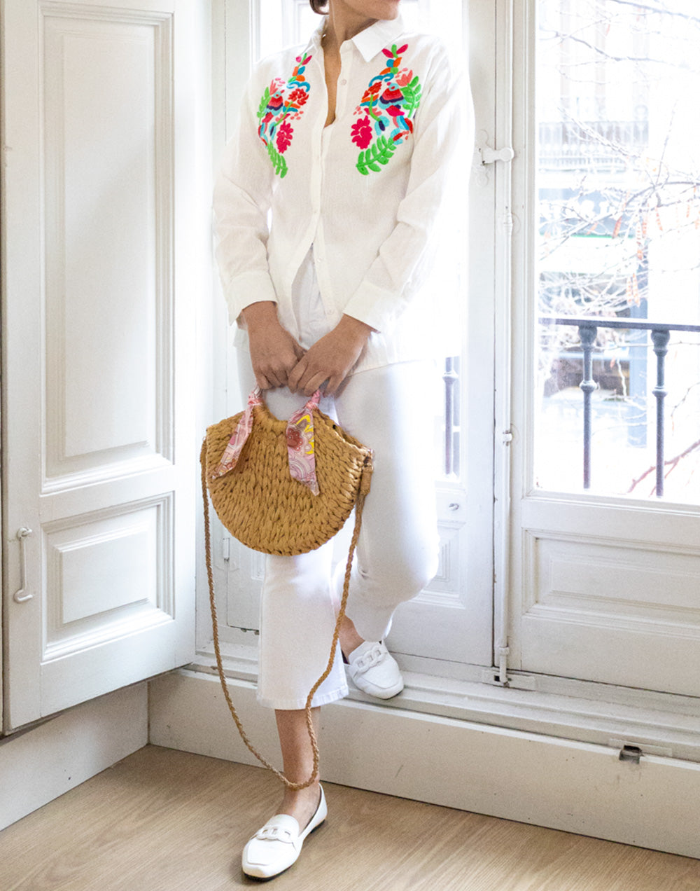 Camisa con bordado étnico multicolor blanco muestrarios de ropa y moda de mujer vestir bien con talla grande plus