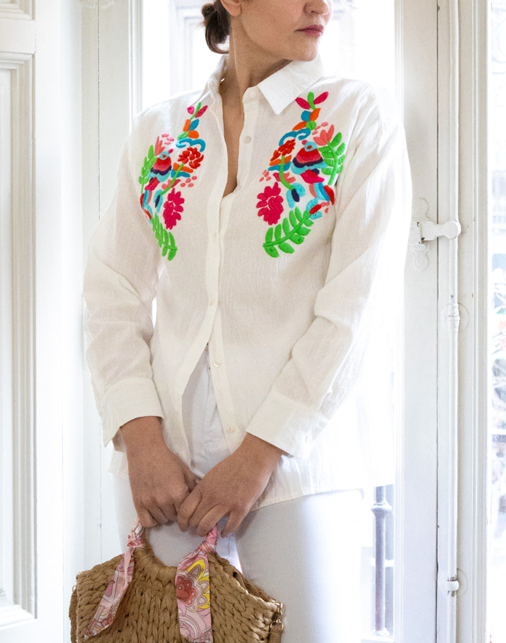 Camisa con bordado étnico multicolor blanco muestrarios de ropa y moda de mujer vestir bien con talla grande plus