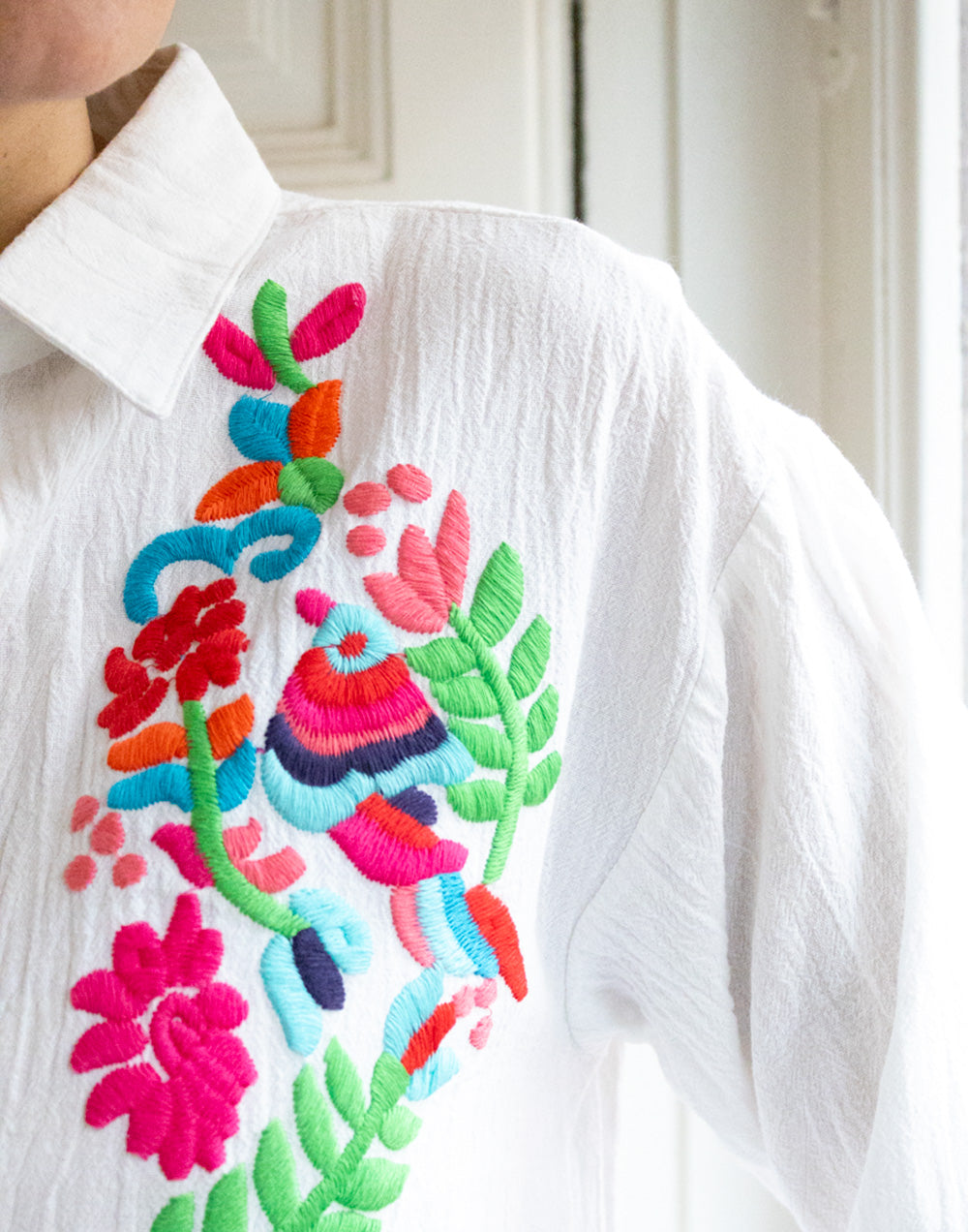 Camisa con bordado étnico multicolor blanco muestrarios de ropa y moda de mujer vestir bien con talla grande plus