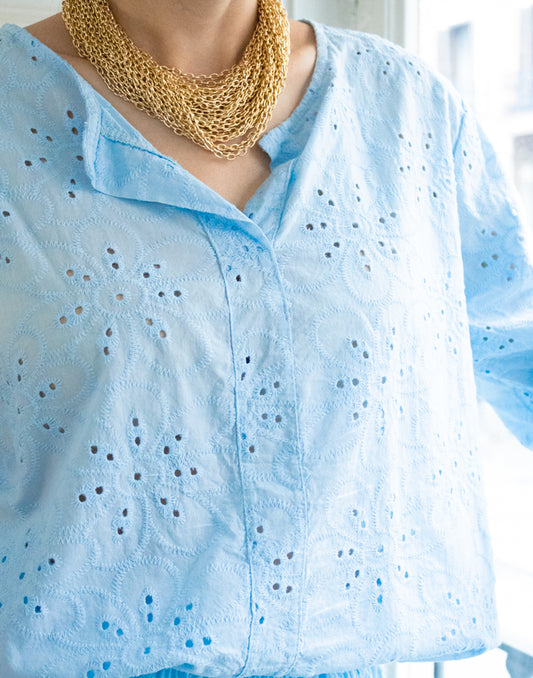 Camisa con bordado inglés de flores azul claro muestrarios de ropa y moda de mujer vestir bien ideas mujer mediana edad