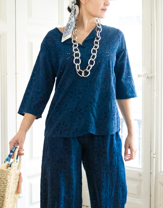 Camisa con bordado inglés de flores azul marino muestrarios de ropa y moda de mujer vestir bien con talla grande plus