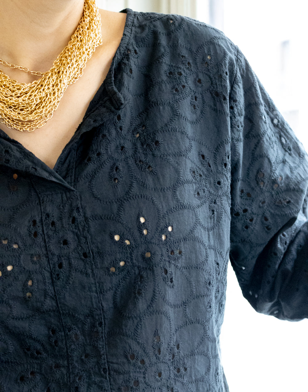 Camisa con bordado inglés de flores negro muestrarios de ropa y moda de mujer conjunto de verano mujer mediana edad