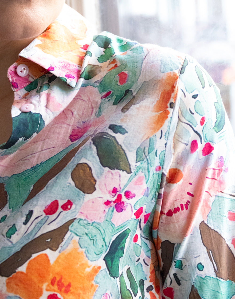 Camisa con caída estampado floral efecto acuarelas aguamarina y naranja muestrarios de ropa y moda de mujer vestir bien con talla grande plus