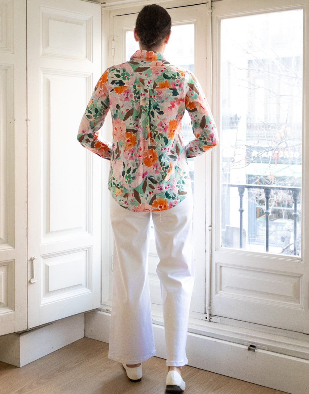 Camisa con caída estampado floral efecto acuarelas aguamarina y naranja muestrarios de ropa y moda de mujer vestir bien con talla grande plus