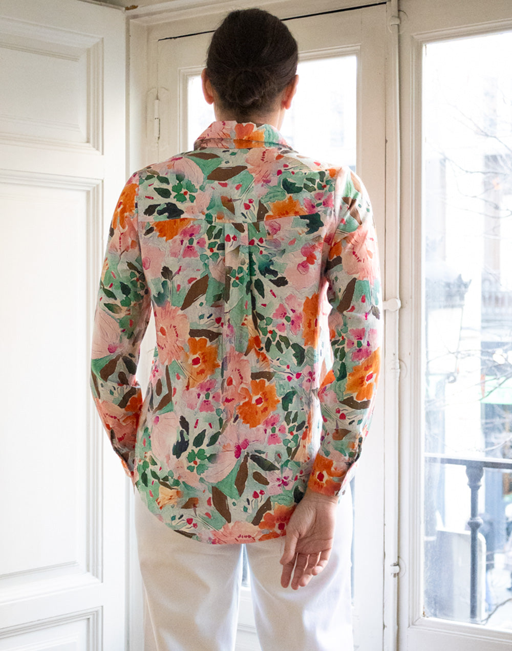 Camisa con caída estampado floral efecto acuarelas aguamarina y naranja muestrarios de ropa y moda de mujer vestir bien con talla grande plus
