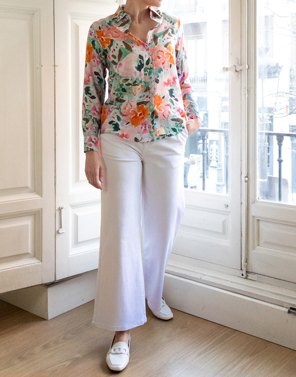 Camisa con caída estampado floral efecto acuarelas aguamarina y naranja muestrarios de ropa y moda de mujer vestir bien con talla grande plus
