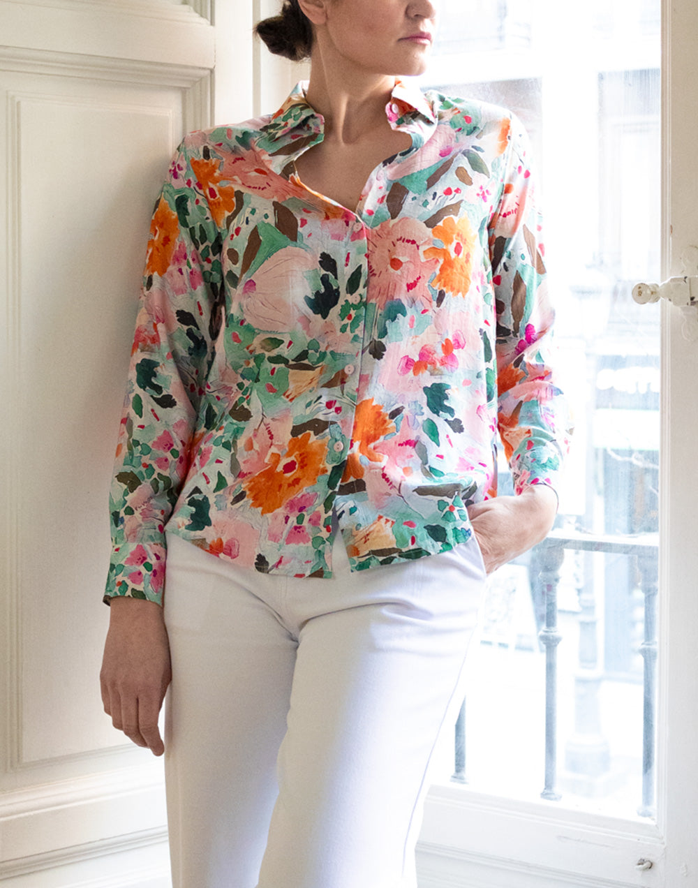 Camisa con caída estampado floral efecto acuarelas aguamarina y naranja muestrarios de ropa y moda de mujer vestir bien con talla grande plus