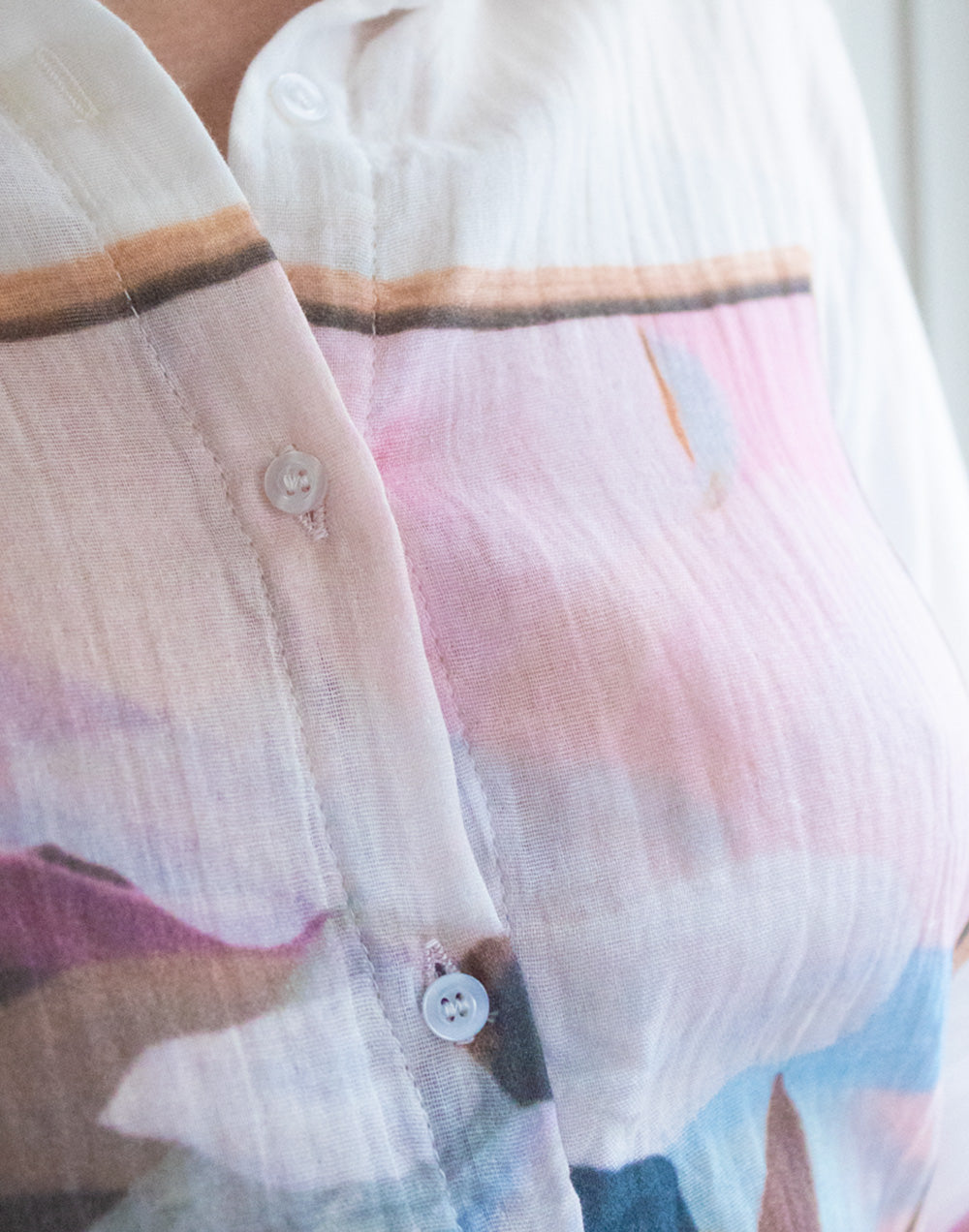 Camisa con estampado de cuadro cubista blanco muestrarios de ropa y moda de mujer vestir bien con talla grande plus
