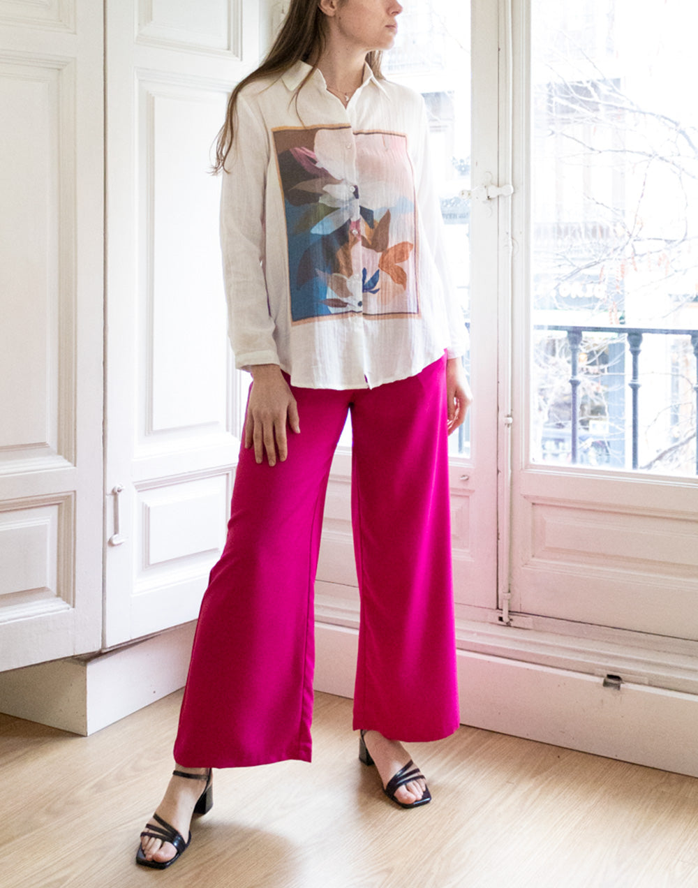 Camisa con estampado de cuadro cubista blanco muestrarios de ropa y moda de mujer vestir bien con talla grande plus