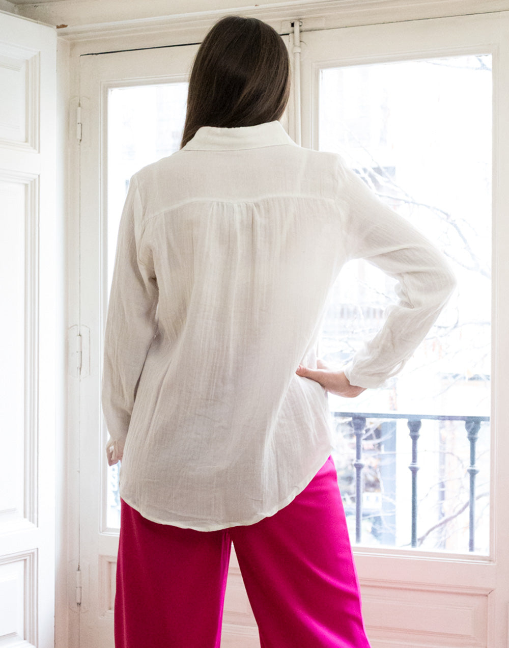 Camisa con estampado de cuadro cubista blanco muestrarios de ropa y moda de mujer vestir bien con talla grande plus