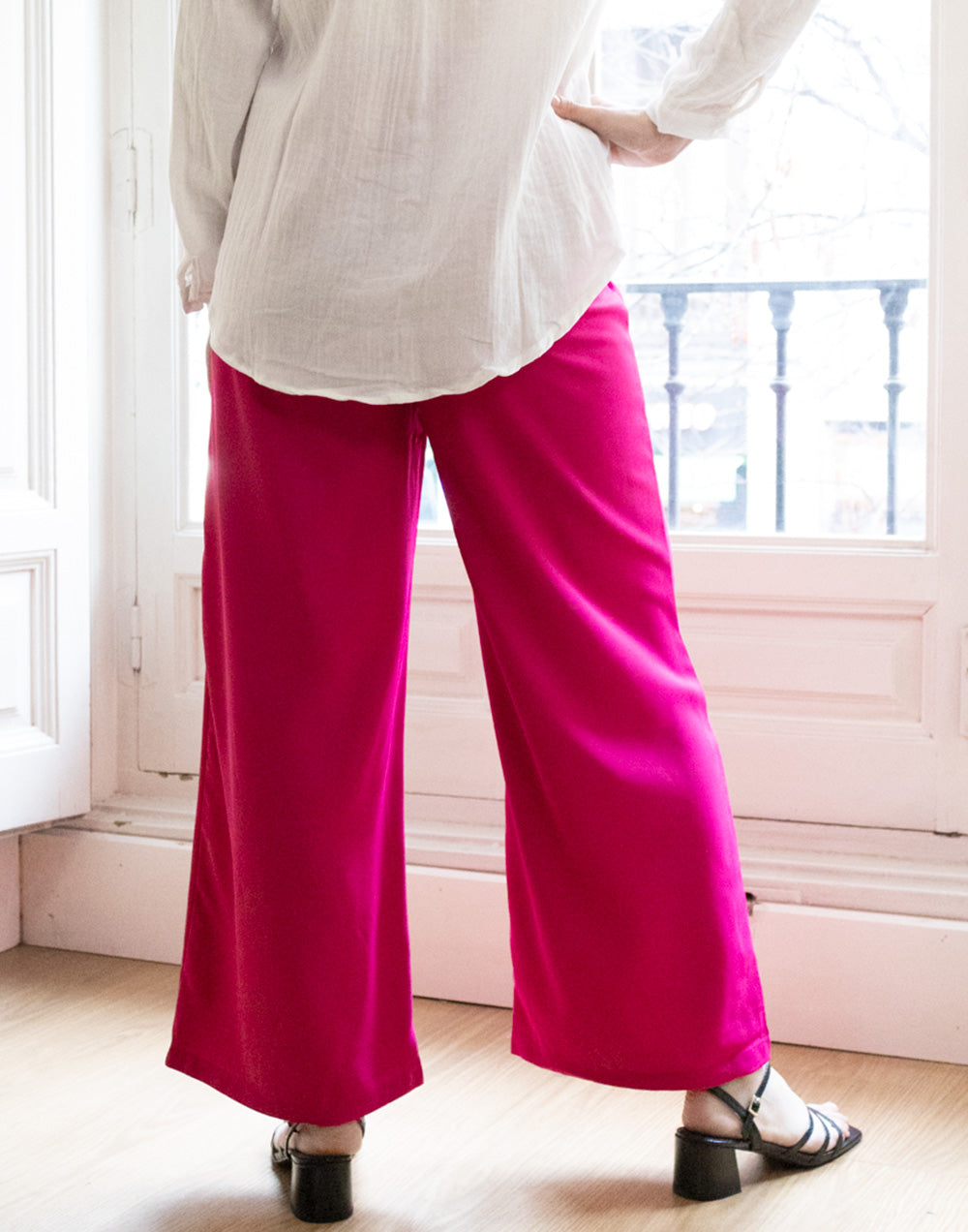 Camisa con estampado de cuadro cubista blanco muestrarios de ropa y moda de mujer vestir bien con talla grande plus