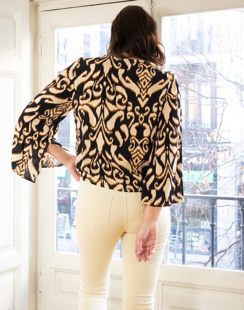 Camisa con lazada y manga acampanada estampado ikat negro y beige muestrarios de ropa y moda de mujer vestir bien con talla grande plus