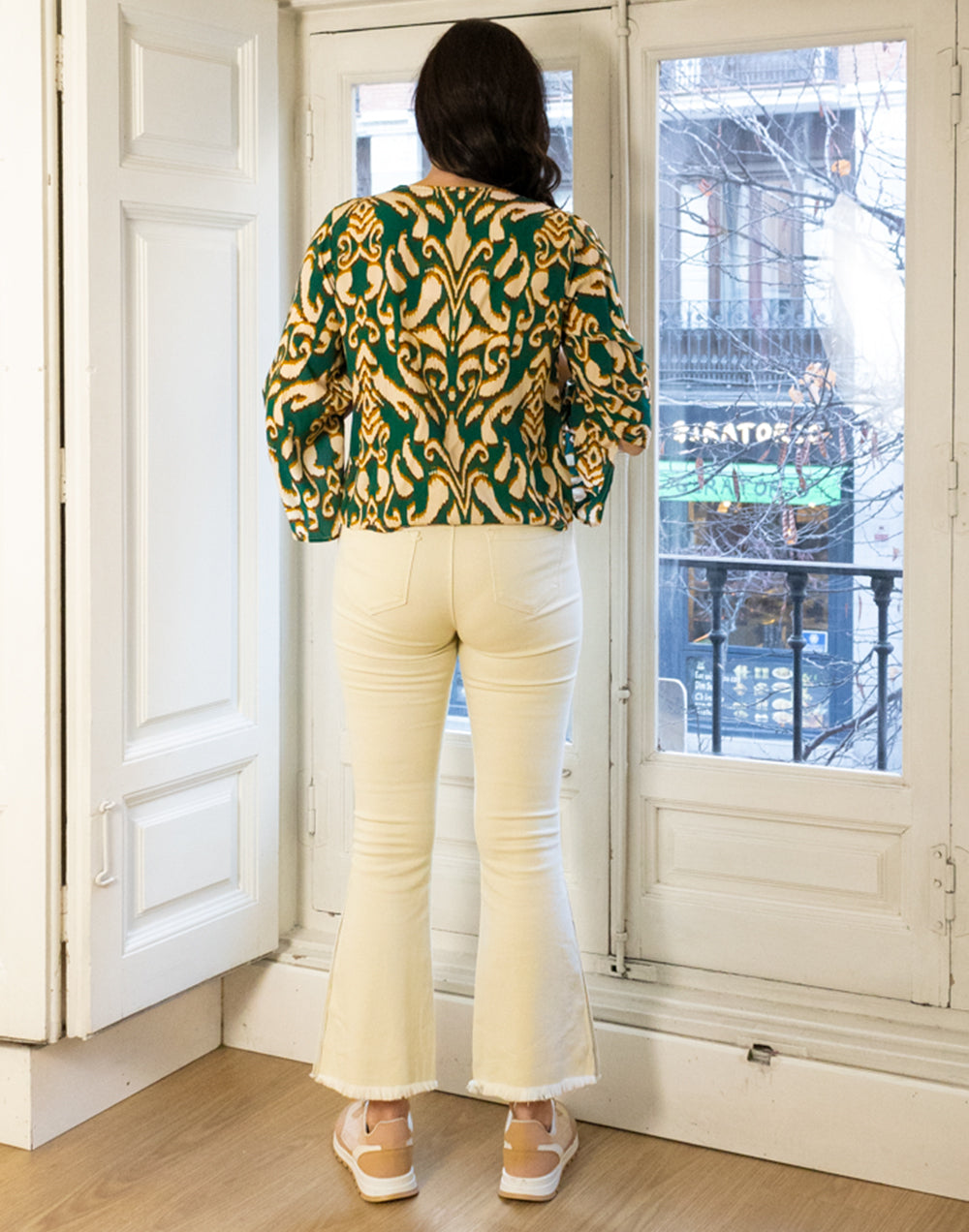 Camisa con lazada y manga acampanada estampado ikat verde y beige muestrarios de ropa y moda de mujer vestir bien ideas mujer mediana edad