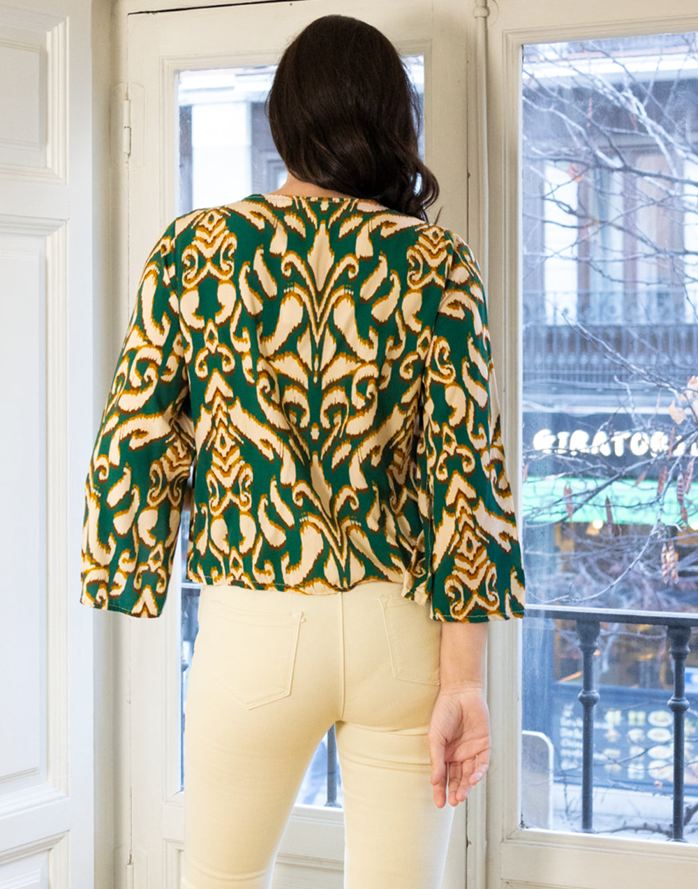 Camisa con lazada y manga acampanada estampado ikat verde y beige muestrarios de ropa y moda de mujer vestir bien ideas mujer mediana edad