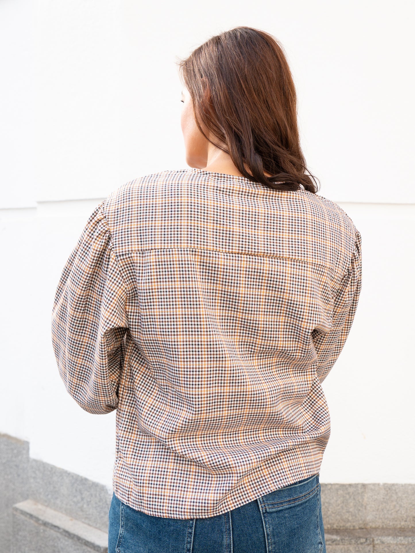 Camisa cuello pico cuadro tartán mini marrón muestrarios de ropa y moda de mujer vestir bien 