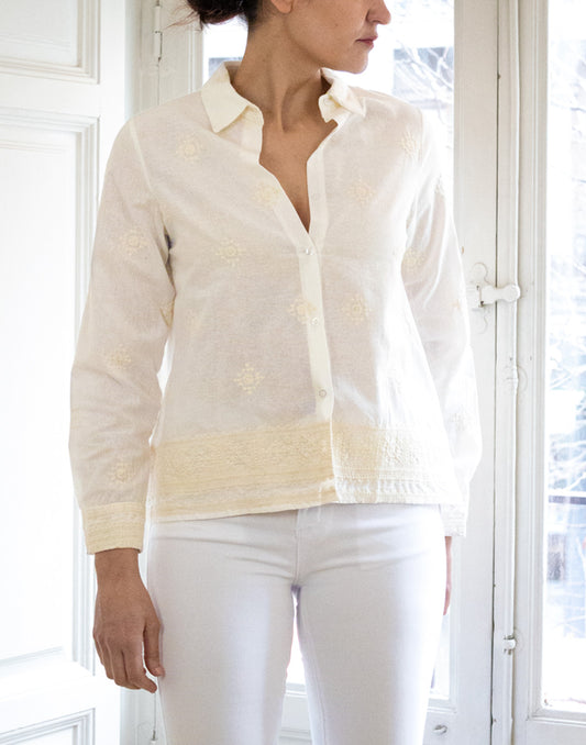 Camisa de algodón rústico con bordado blanco marfil muestrarios de ropa y moda de mujer vestir bien con talla grande plus
