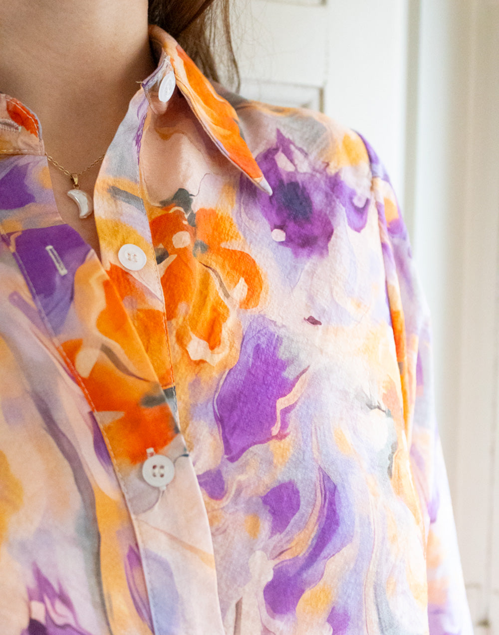 Camisa de batista fluida flores pictóricas morado y naranja muestrarios de ropa y moda de mujer vestir bien con talla grande plus