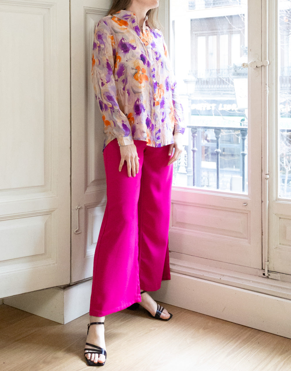 Camisa de batista fluida flores pictóricas morado y naranja muestrarios de ropa y moda de mujer vestir bien con talla grande plus