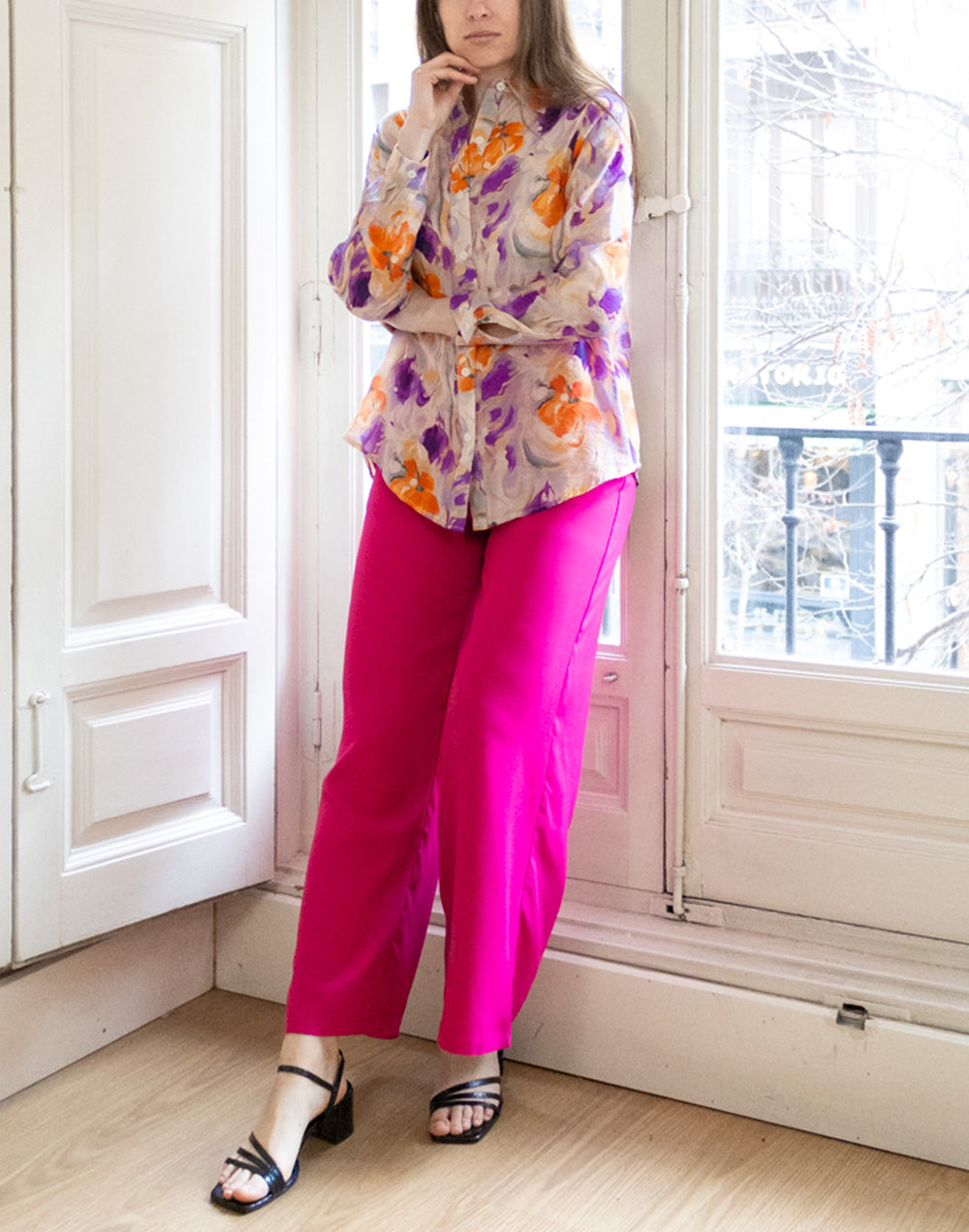 Camisa de batista fluida flores pictóricas morado y naranja muestrarios de ropa y moda de mujer vestir bien con talla grande plus