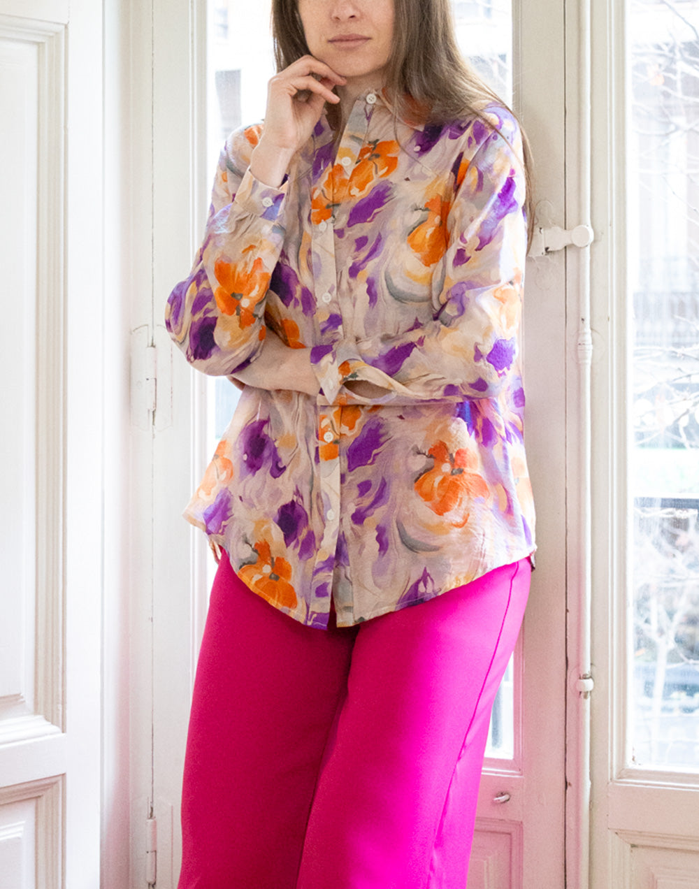 Camisa de batista fluida flores pictóricas morado y naranja muestrarios de ropa y moda de mujer vestir bien con talla grande plus