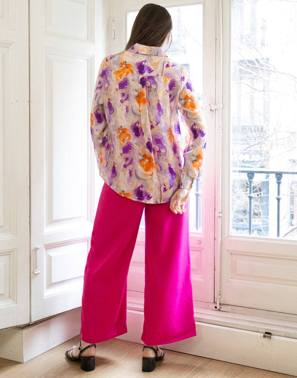 Camisa de batista fluida flores pictóricas morado y naranja muestrarios de ropa y moda de mujer vestir bien con talla grande plus
