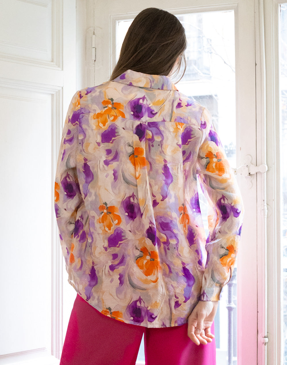 Camisa de batista fluida flores pictóricas morado y naranja muestrarios de ropa y moda de mujer vestir bien con talla grande plus