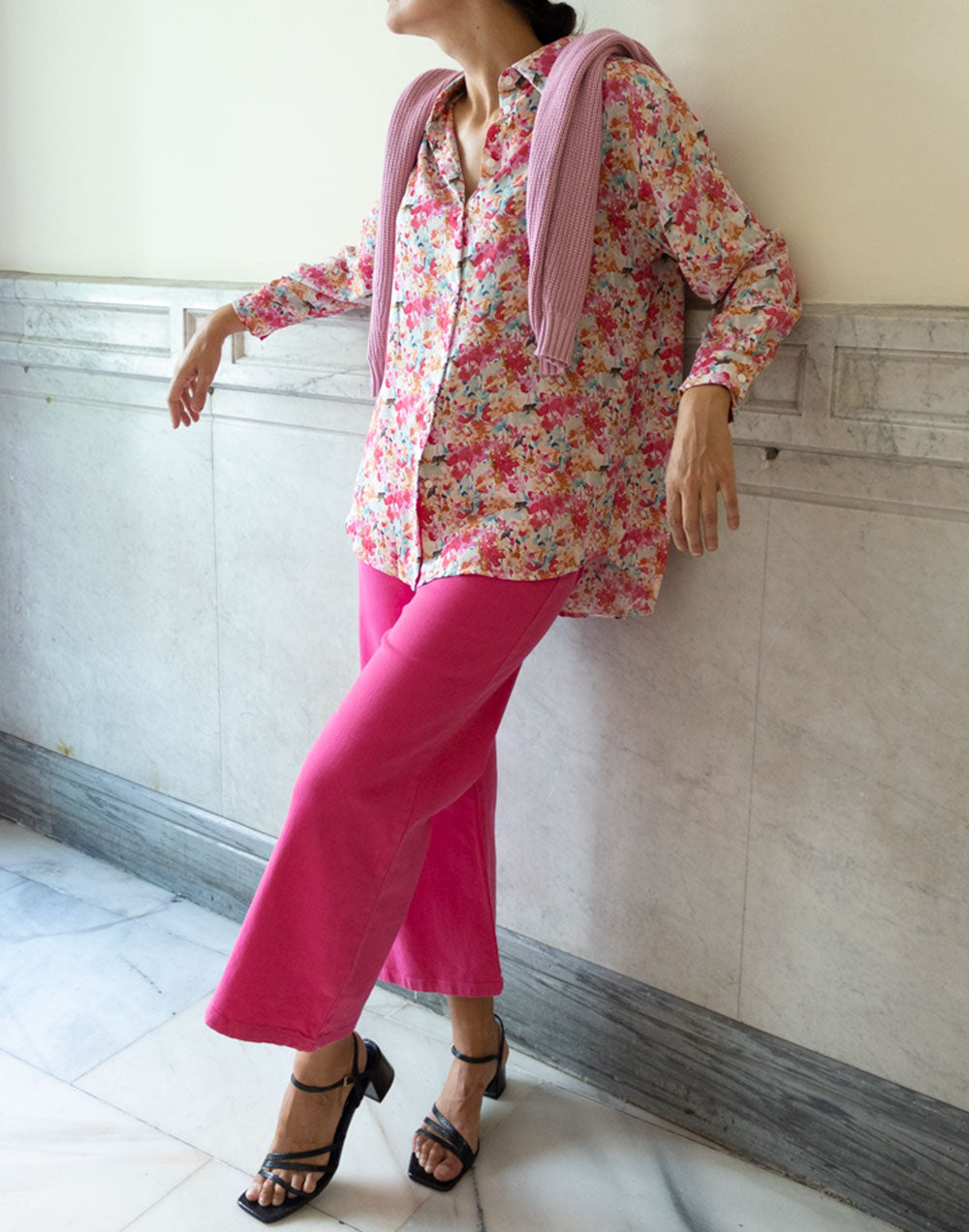 Camisa de clásica de flores de acuarela rosa y azul turquesa muestrarios de ropa y moda de mujer vestir bien con talla grande PLUS