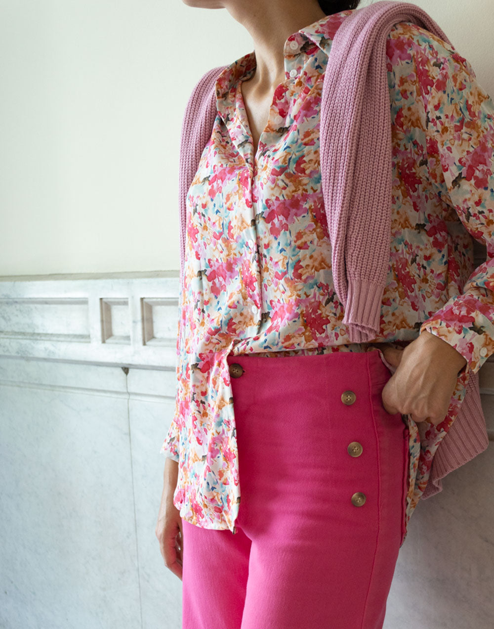 Camisa de clásica de flores de acuarela rosa y azul turquesa muestrarios de ropa y moda de mujer vestir bien con talla grande PLUS