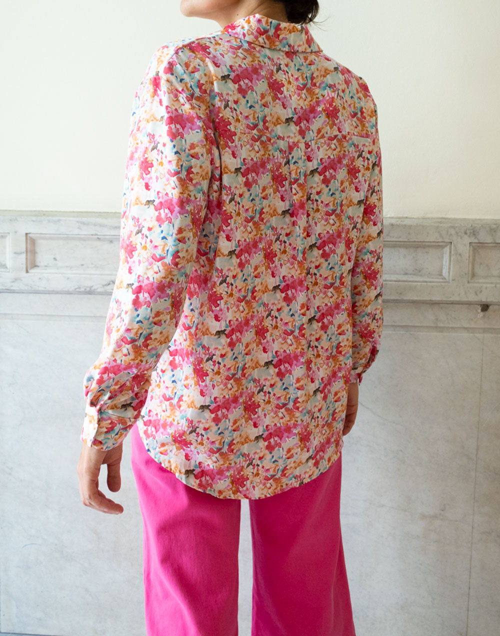 Camisa de clásica de flores de acuarela rosa y azul turquesa muestrarios de ropa y moda de mujer vestir bien con talla grande PLUS