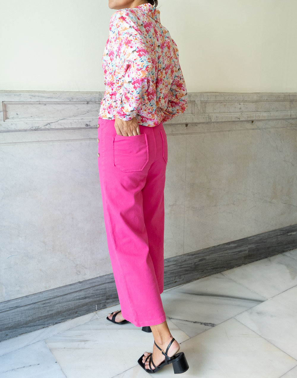 Camisa de clásica de flores de acuarela rosa y azul turquesa muestrarios de ropa y moda de mujer vestir bien con talla grande PLUS