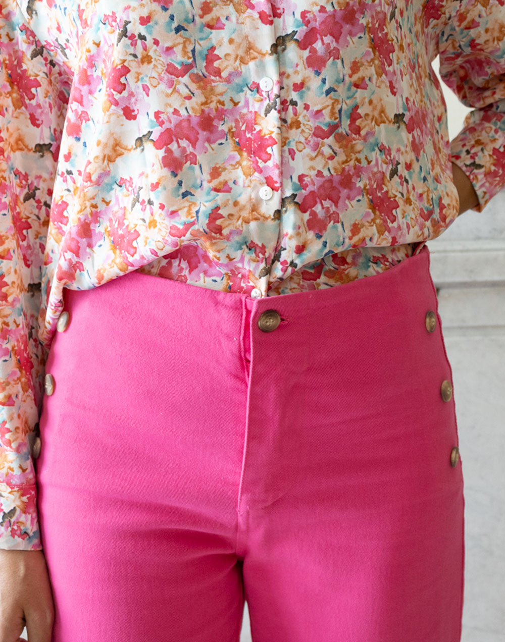 Camisa de clásica de flores de acuarela rosa y azul turquesa muestrarios de ropa y moda de mujer vestir bien con talla grande PLUS