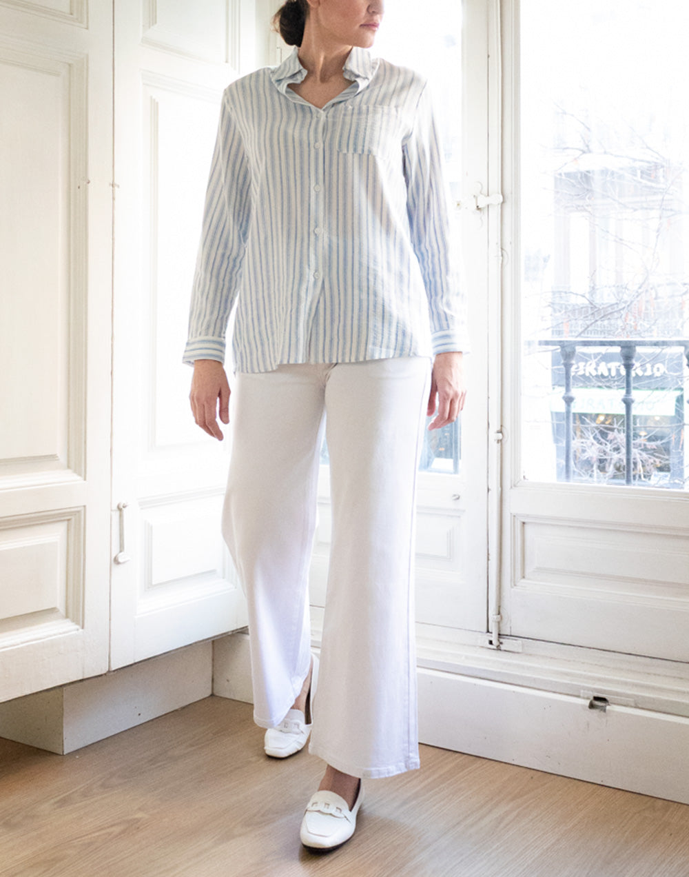Camisa de rayas con bolsillo frontal azul muestrarios de ropa y moda de mujer camisa clásica